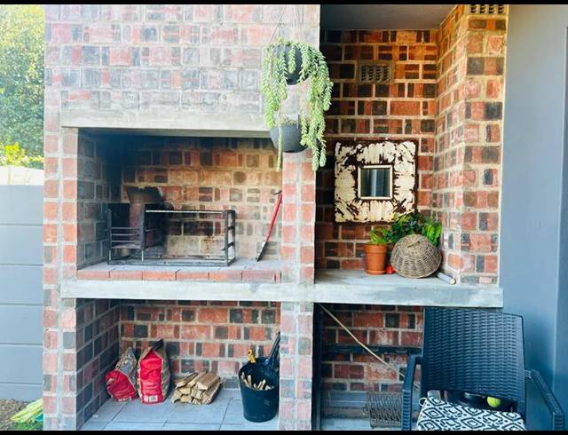 3 BEDROOM TOWNHOUSE FOR SALE IN DE ZOETE INVAL